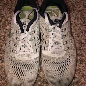 nike free runs / grey